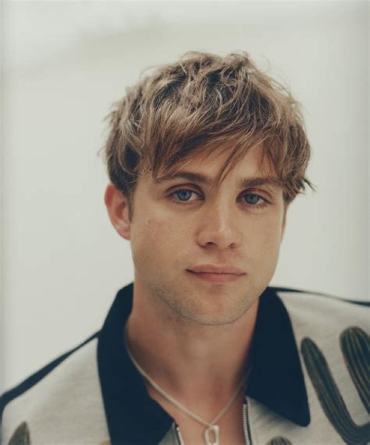 Leo Woodall Wiki, Age, Girlfriend, Parents, Height & More