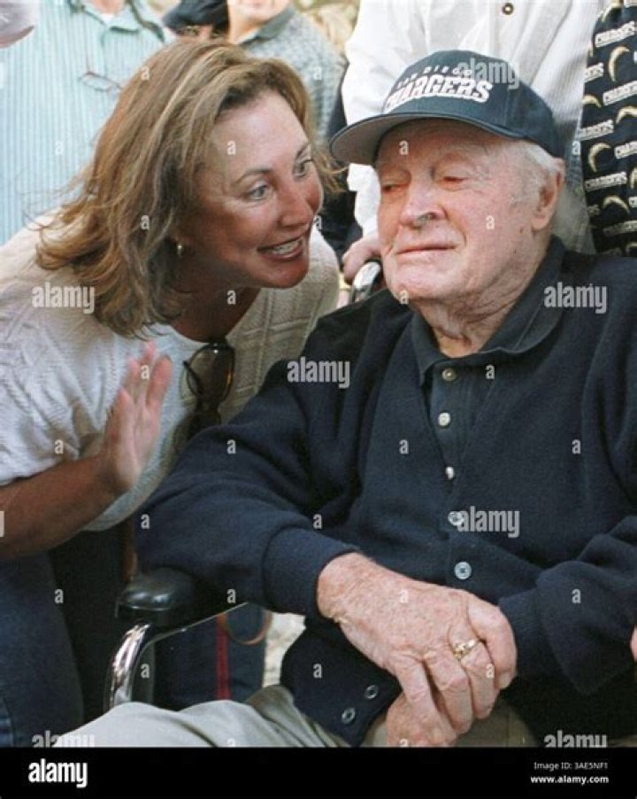 Bob Hope Biography - Facts, Childhood, Family Life & Achievements