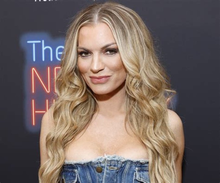 Lindsay Hubbard Shows Off Fit Figure as "Vacay Mode Activated"