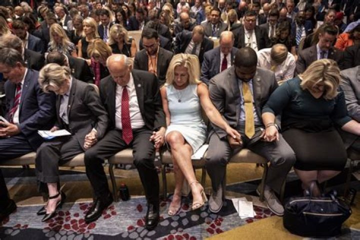 How does her feet look like?