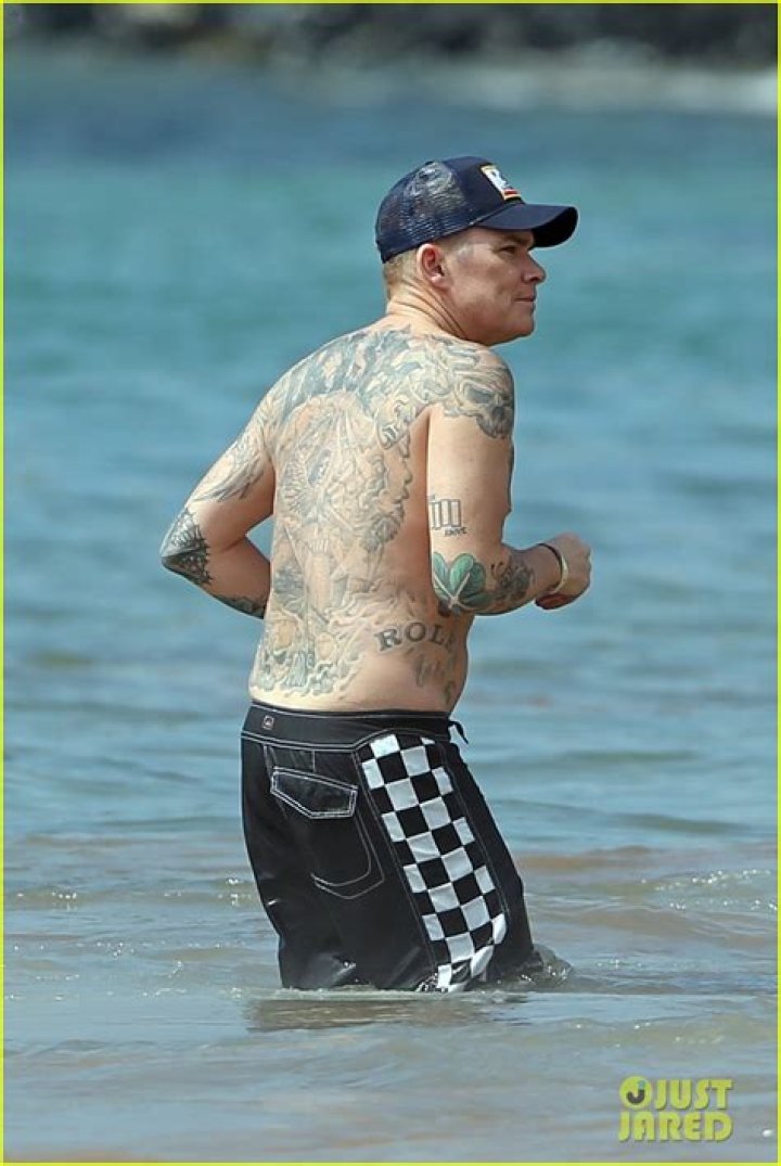 Matthew Fox: Wife, net worth, tattoos, smoking & body facts