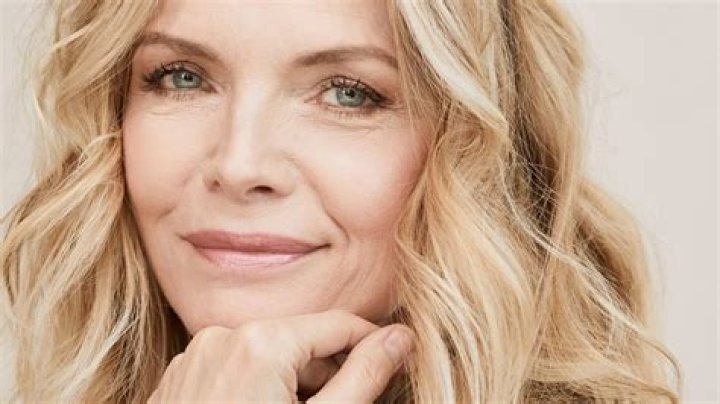 Michelle Pfeiffer Looks Stunning At 62 In No-Makeup Pic!
