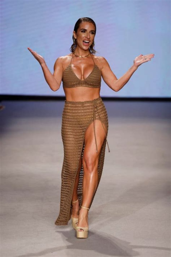 Jessie James Decker in Bathing Suit Says "Don't Trip" — Celebwell