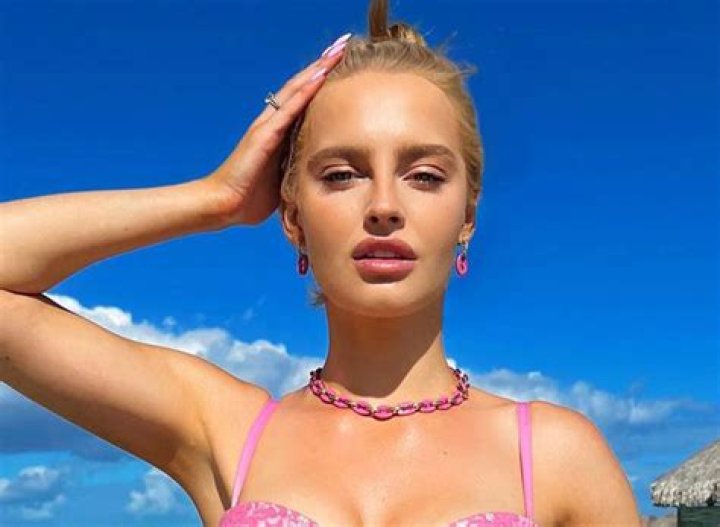 Karolina Pisarek in Bathing Suit is "Beachy" — Celebwell