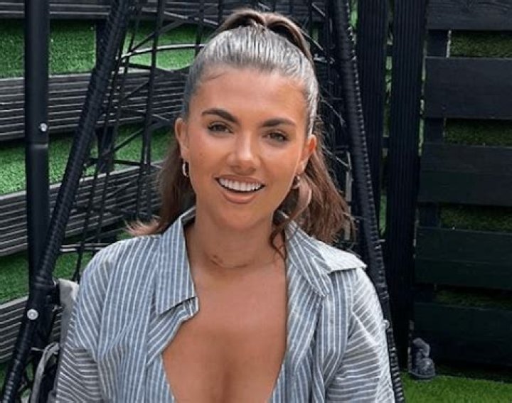 Love Island's Samie Elishi Shares Swimsuit Photo Saying "I Don't Bite"