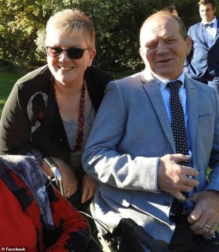 Peter Gould: Wife, net worth, tattoos, smoking & body facts