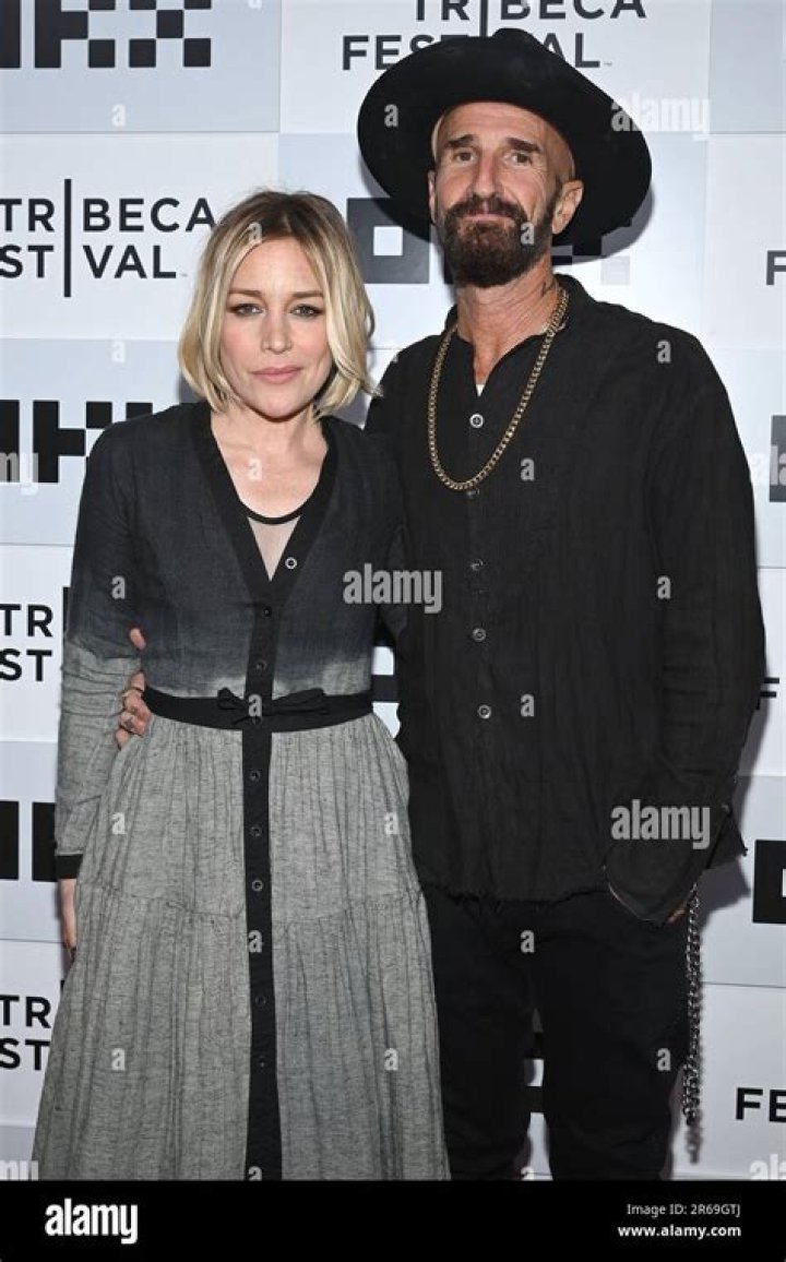 Piper Perabo and Husband Stephen Kay Age Difference – Find Their Net Worth