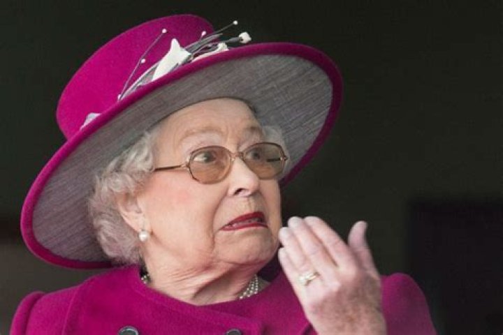 Queen Elizabeth Shocks Fans When She’s Spotted Without A Seatbelt
