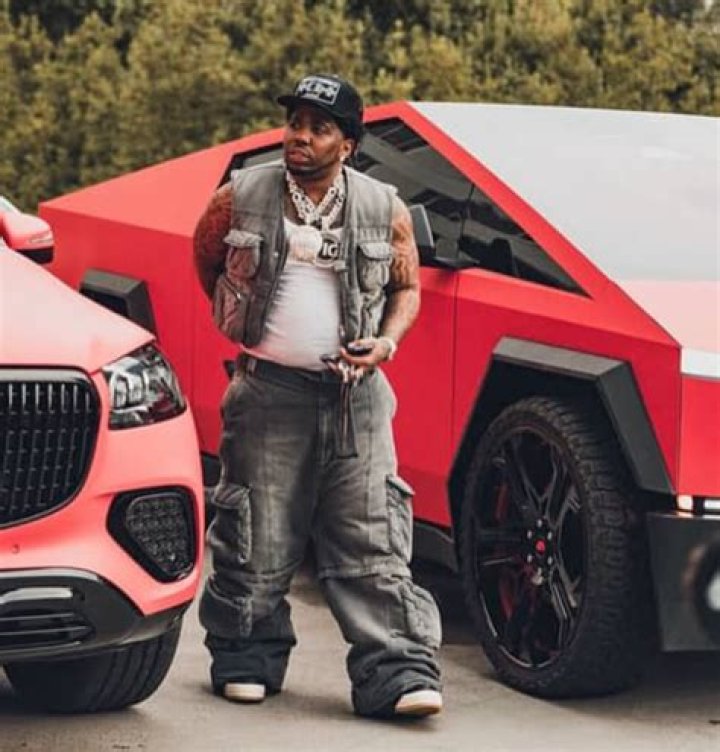 Reginae Carter’s Ex, YFN Lucci Is Spotted Hugging A Lady And He Denies Knowing Her – See The Photo