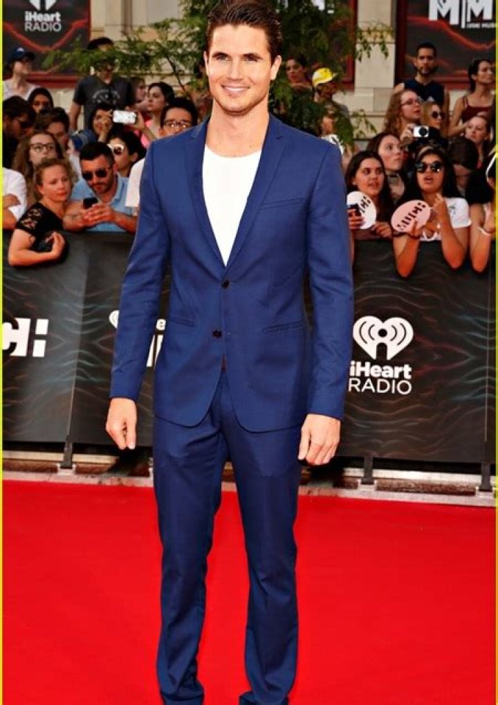 Robbie Amell Height Weight Age Body Measurements Stats Family Facts