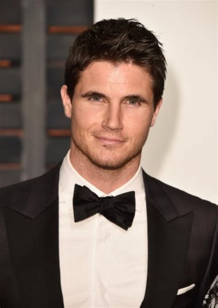 Robbie Amell Biography - Facts, Childhood, Family Life & Achievements
