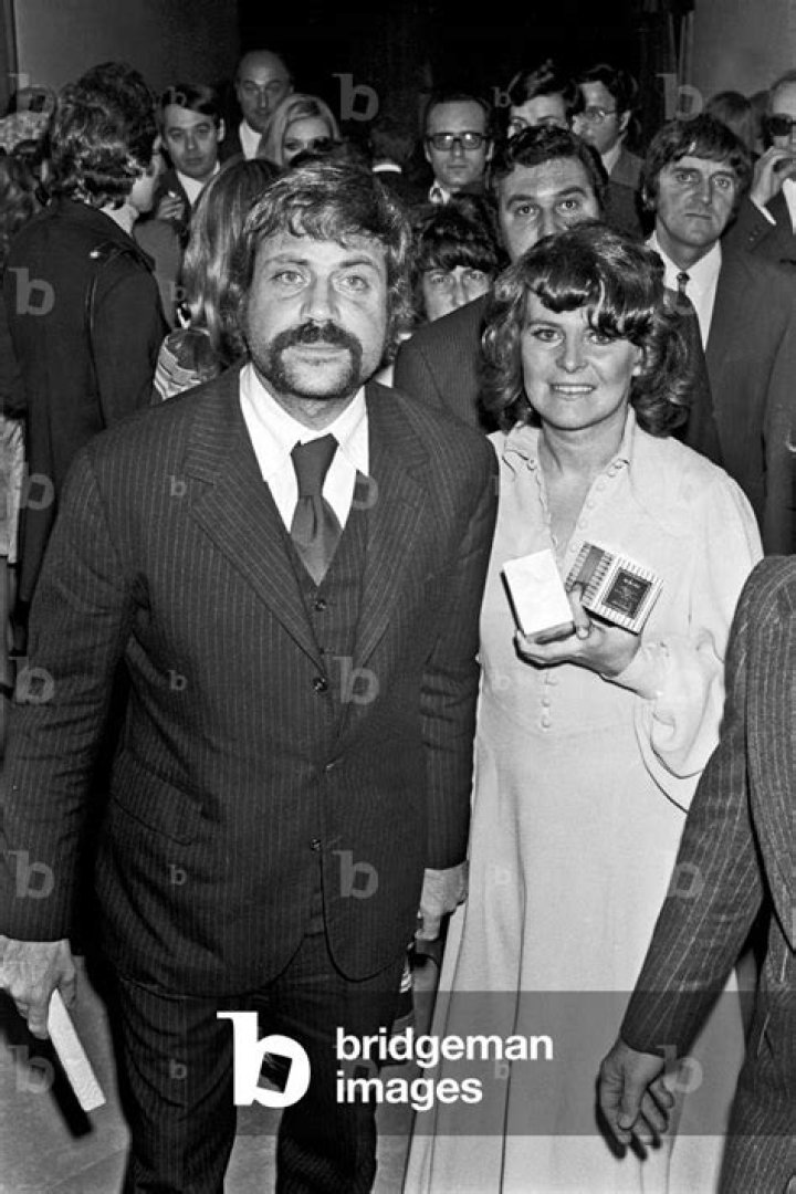 Oliver Reed Biography - Childhood, Life Achievements & Timeline