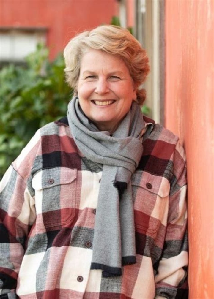 Sandi Toksvig Biography, Age, Partner, Wedding, Family, Children, Weight Loss , Height, Books, QI, Speaking Danish
