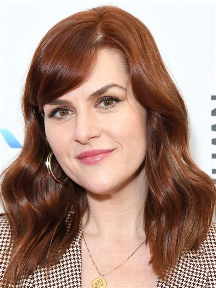 Sara Rue Biography - Facts, Childhood, Family Life & Achievements