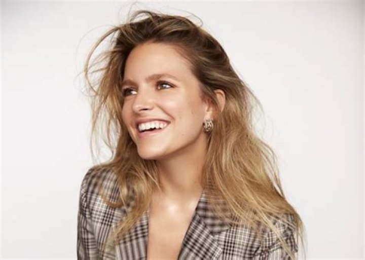Sarah-Jeanne Labrosse Height, Weight, Net Worth, Age, Birthday, Wikipedia, Who, Nationality, Biography