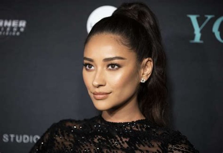 Shay Mitchell Goes Viral With New Pregnancy Swimsuit Photos — Is Simply Gorgeous