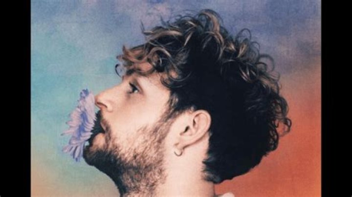 Singer Tom Grennan hospitalized after a robbery attack