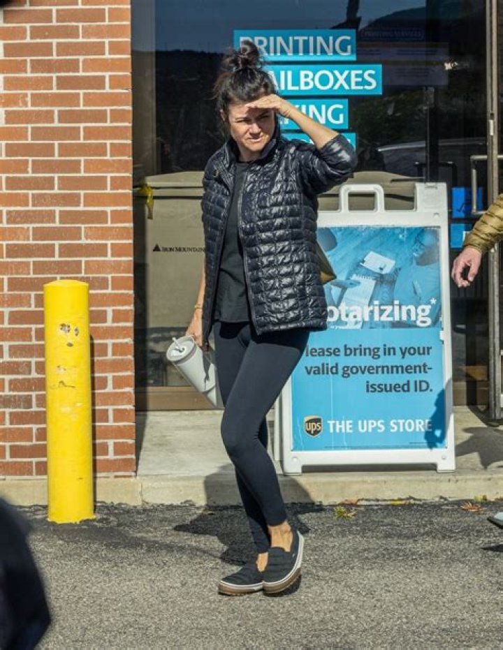 Tiffani Thiessen In Black Leggings Is “Zipping Into My 50s” — Celebwell