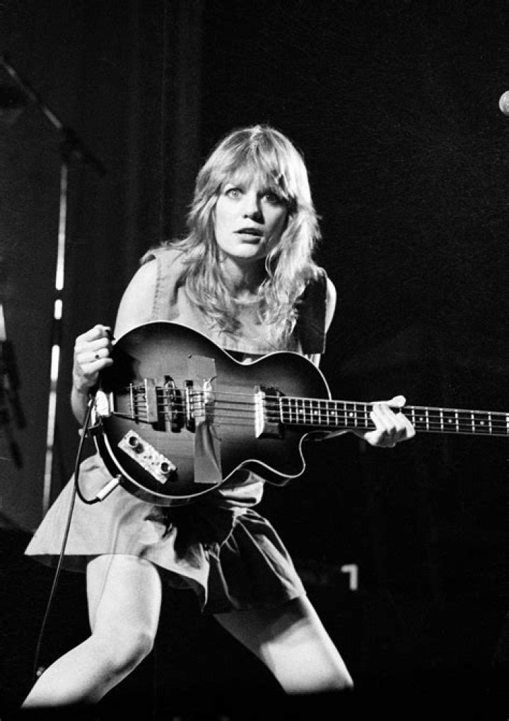 Tina Weymouth Biography - Facts, Childhood, Family Life & Achievements