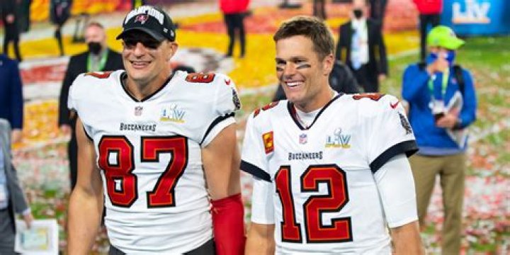 
Tom Brady Leads Tampa Bay to Narrow Victory in First Game Following Divorce from Gisele Bündchen 