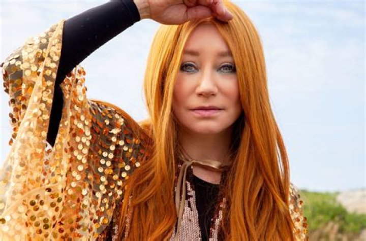 Tori Amos Biography - Childhood, Life Achievements & Timeline