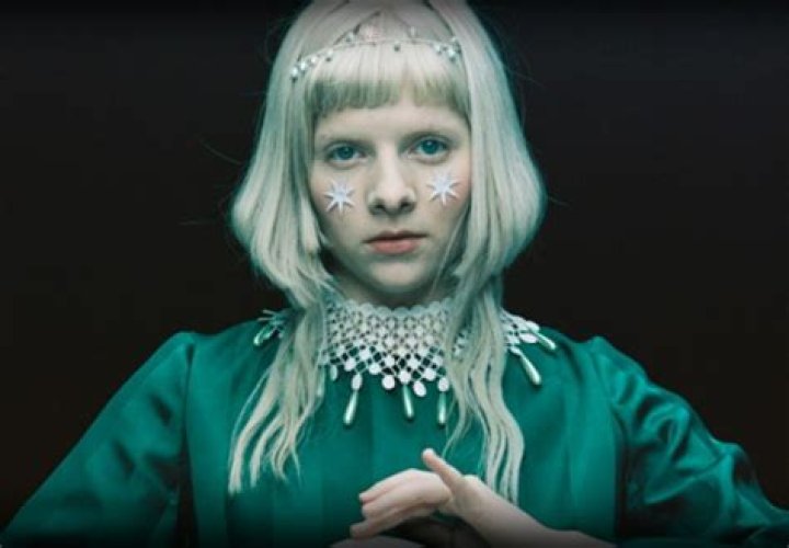 What religion is Aurora Aksnes, and where does she worship?