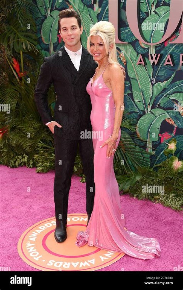 
Who Are Barry & Meryl Lipstein? Skylar Astin Parents Wife & Net Worth 